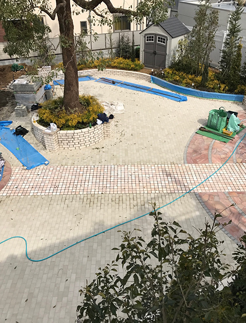 石畳の道を舗装する様子